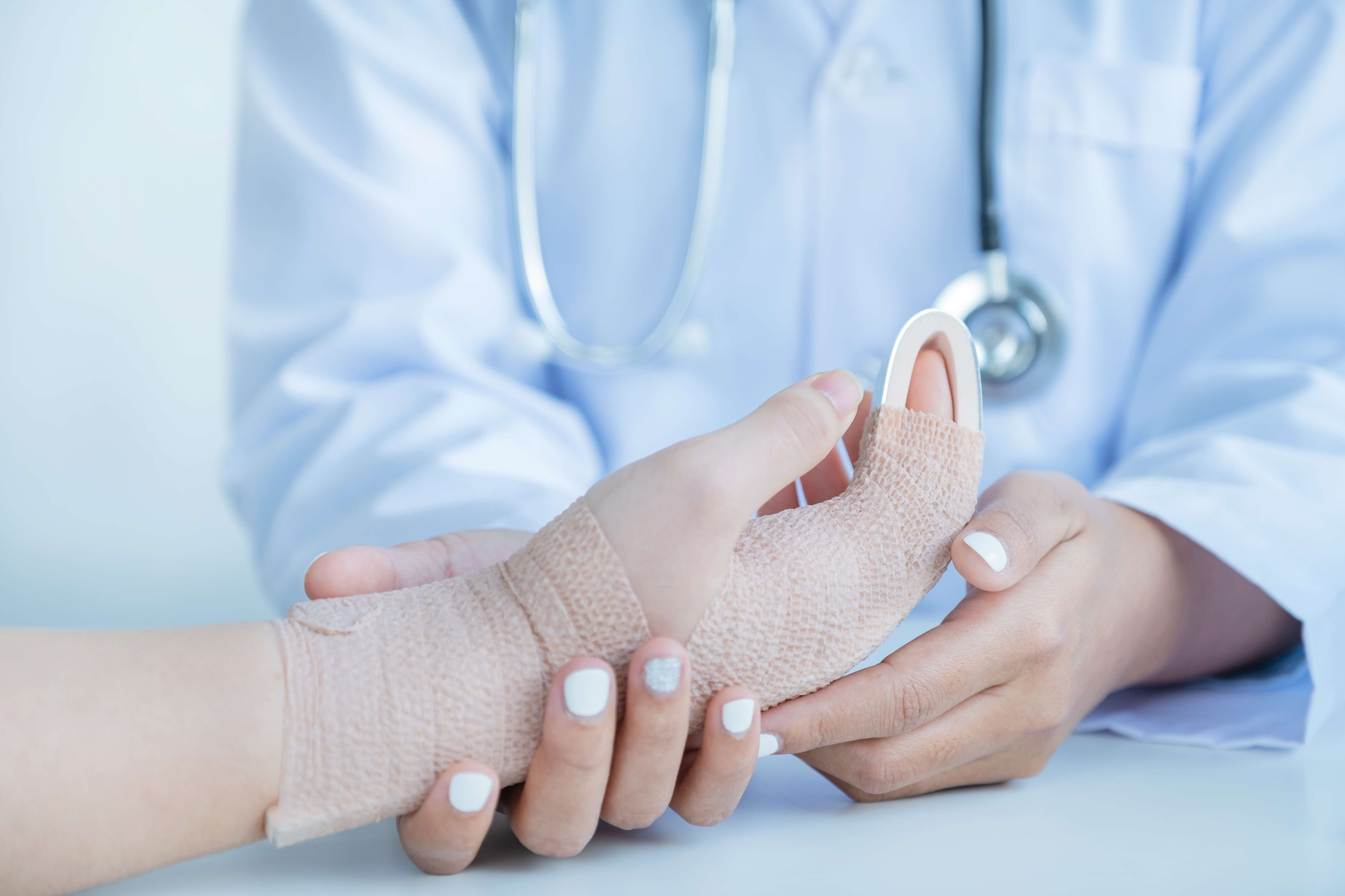 Hand Ractured Hand Fracture Surgery vs Natural Healing: Pros and Cons